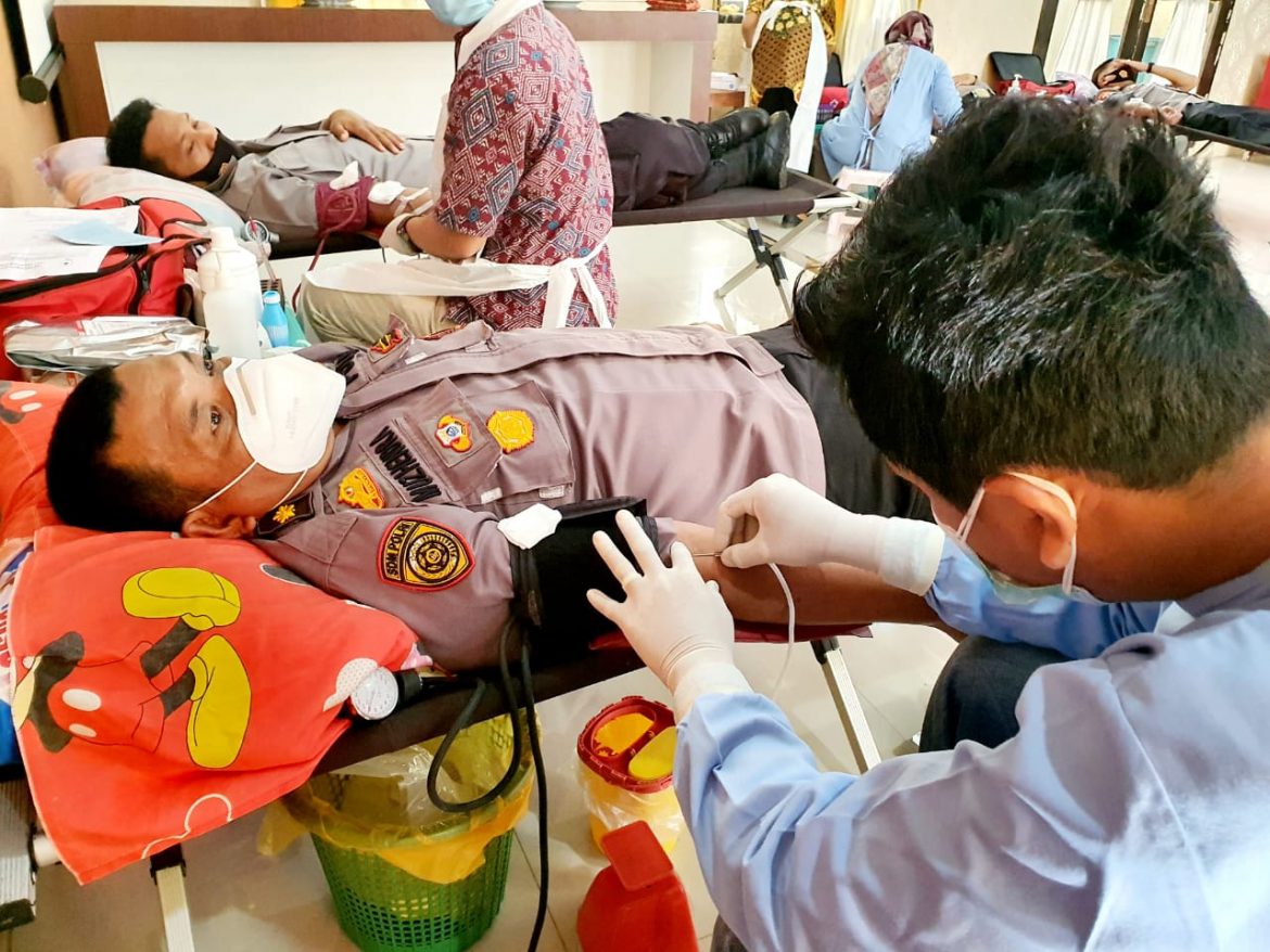 Hari Bhayangkara ke-75, Polres Pasbar Meriahkan dengan Donor Darah