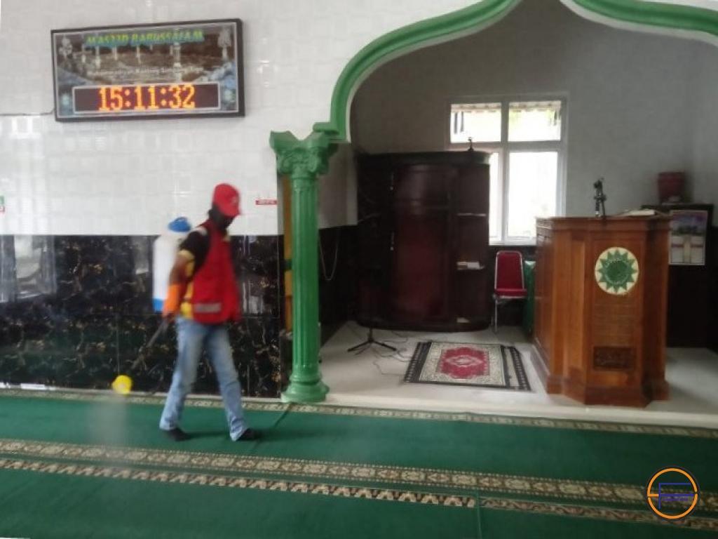 PMI Pasaman Barat Semprotkan Disinfektan ke Fasum dan Perkantoran