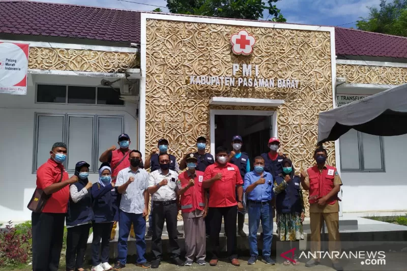 PMI Pasbar kirimkan 12 orang relawan mengikuti pelatihan tanggap darurat COVID-19