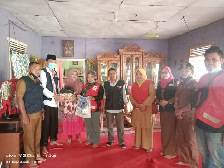 PMI Kecamatan Luhak Nan Duo Salurkan Donasi Progam PMI Pasbar Peduli