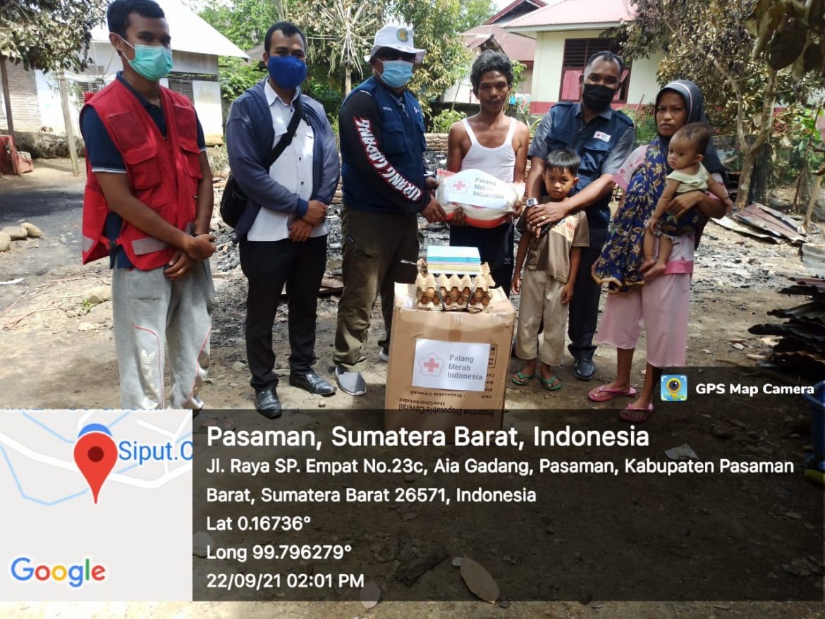 Giat PMI Pasbar, Menyalurkan Bantuan Kepada Korban Kebakaran di Nagari Air Gadang.