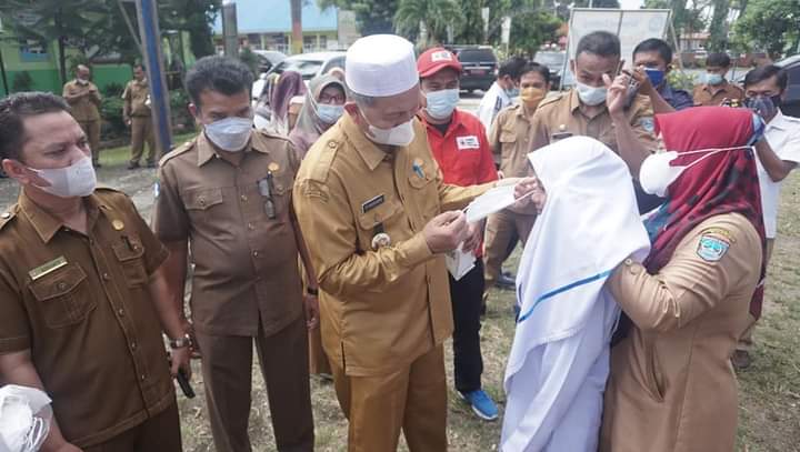 PMI Pasbar dampinggi Bupati Pasbar pembagian masker di lingkungan sekolah.