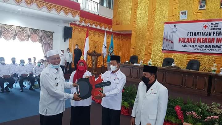 Bupati Pasaman Barat Hamsuardi Serahkan Satu Unit Mobil Ambulan ke PMI Pasbar