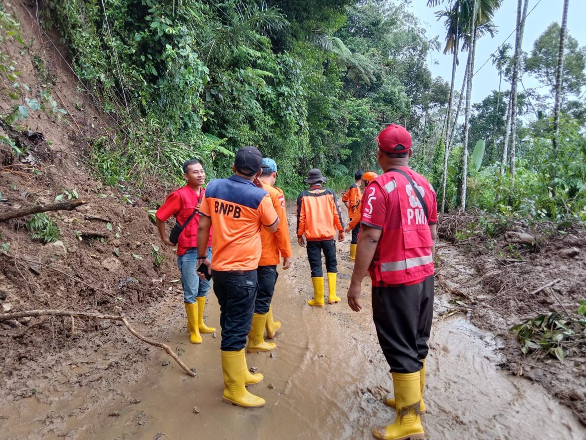 Banjir Bandang dan Tanah Lonsor di Nagari Sinuruik, PMI Pasbar Turun Tangan.