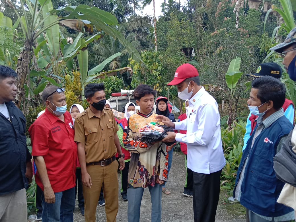PMI Pasbar Serahkan Bantuan kepada Korban Banjir Dan Tanah Lonsor Talamau