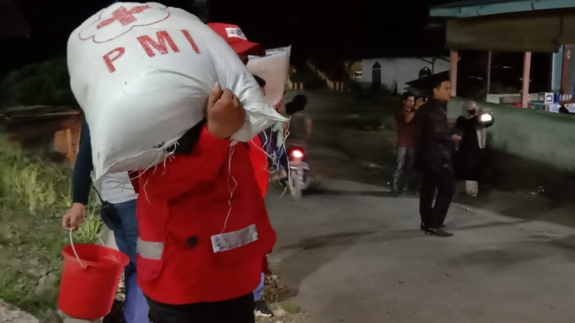 Ketua PMI Pasbar Salurkan Bantuan bagi Korban Kebakaran Tanjuang Pangka