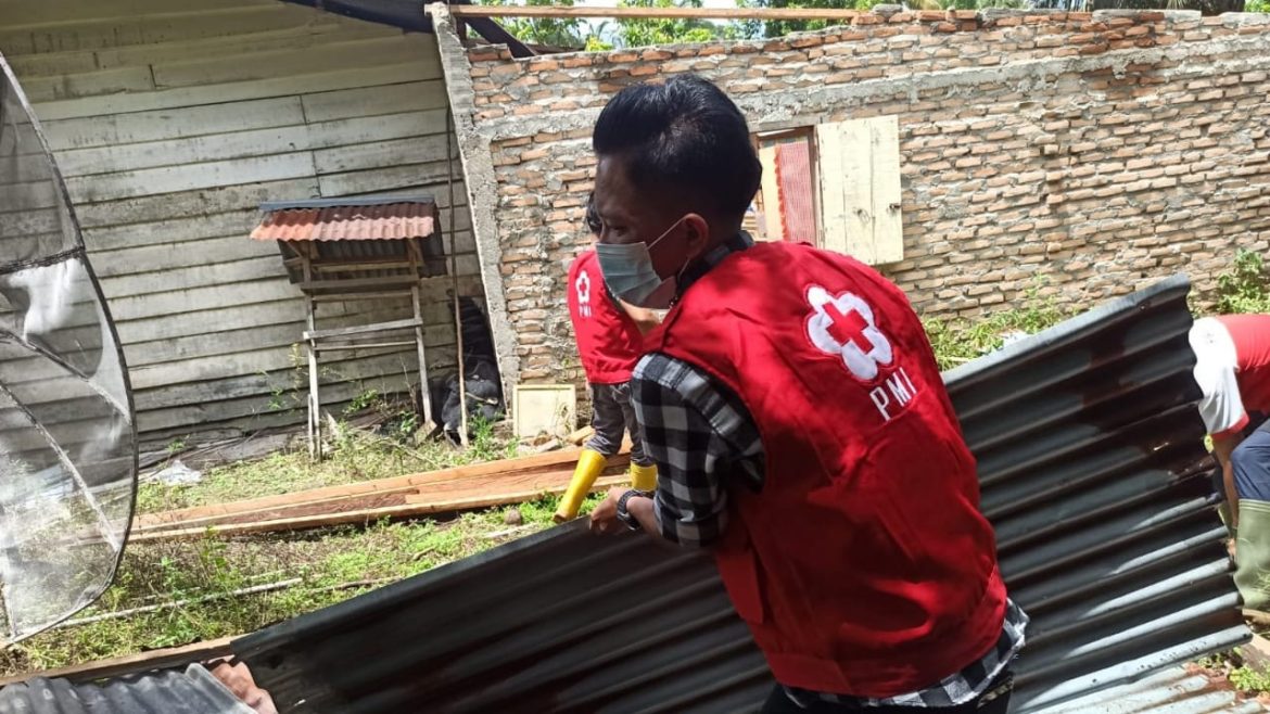 PMI Pasaman Barat Mobilisasi Bantuan bagi Korban Angin Puting Beliung