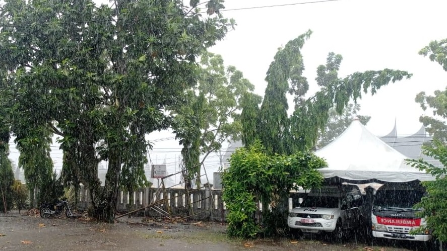 Angin Kencang Landa Pasbar, Warga Diminta Waspada