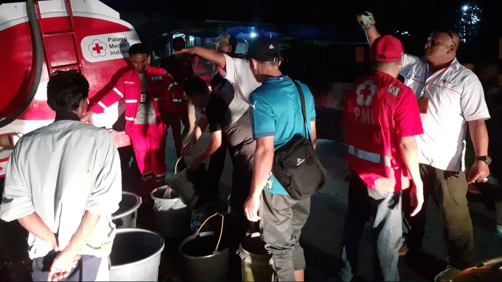 PMI Pasbar Distribusikan Air Bersih ke Warga Terdampak Bencana Gempa