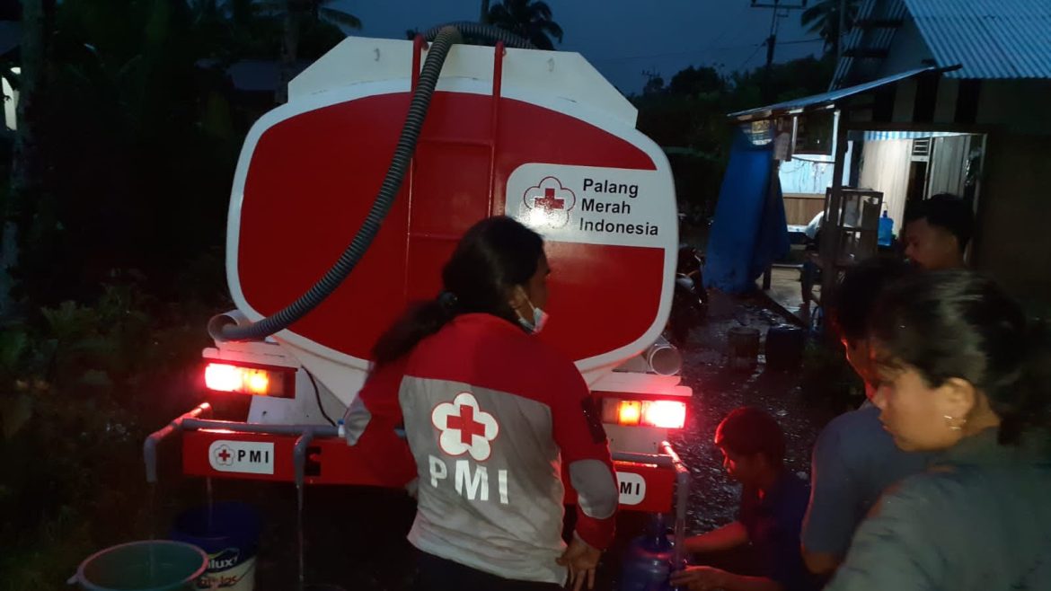 Layani Pengungsi, PMI Distribusikan Air Bersih di Jorong Timbo Abu Atas