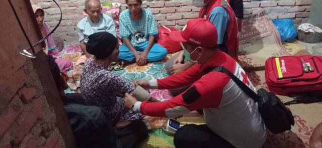 Hingga Malam, Tim Yankes TDB PMI Pasbar Respon Cepat Permintaan Cek Kesehatan Warga Terdampak