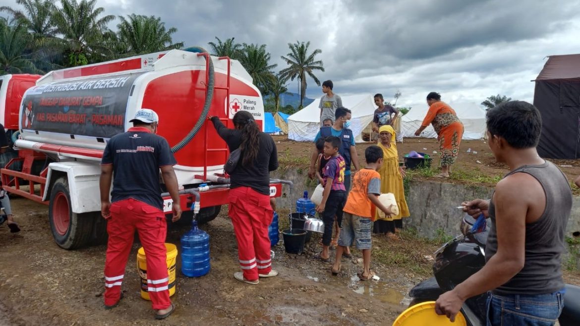 Hari ini, PMI Pasbar Distribusikan Air Bersih di 14 Titik Permukiman Terdampak Gempa