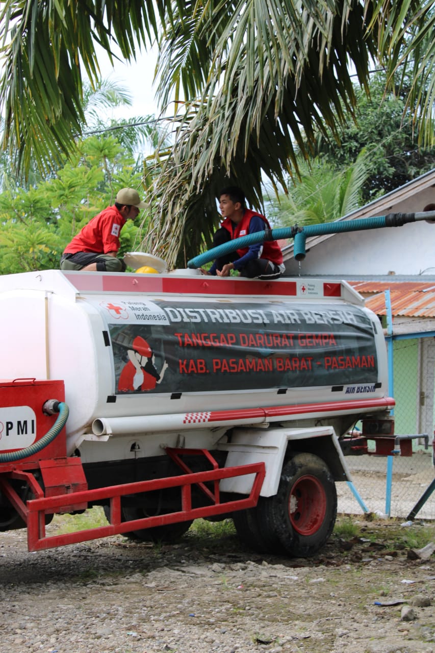 Distribusi Air Bersih oleh PMI Pasbar.