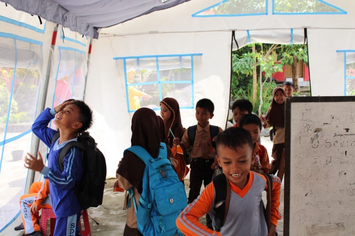 Hari Anak Nasional, Jemari Sakato Bersama PMI Pasbar Gelar Simulasi Gempa di Kajai