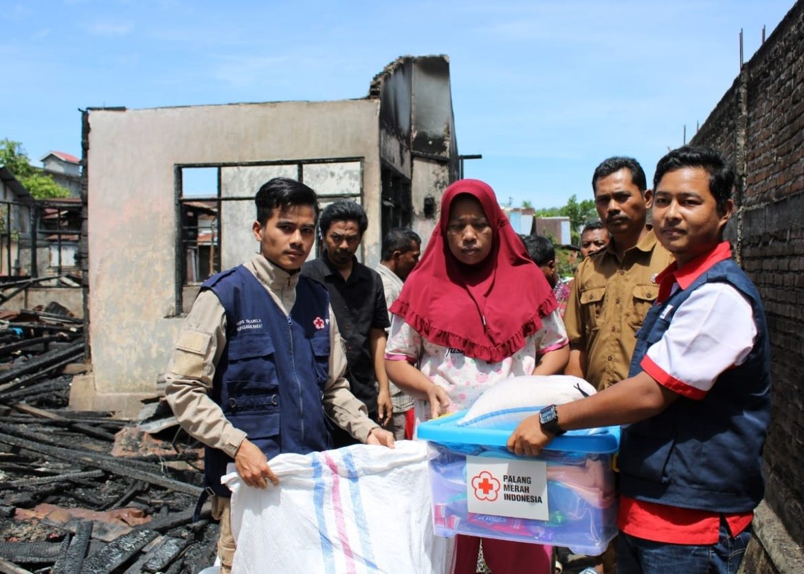 PMI Pasaman Barat Salurkan Bantuan Untuk Korban Kebakaran di Air Bangis