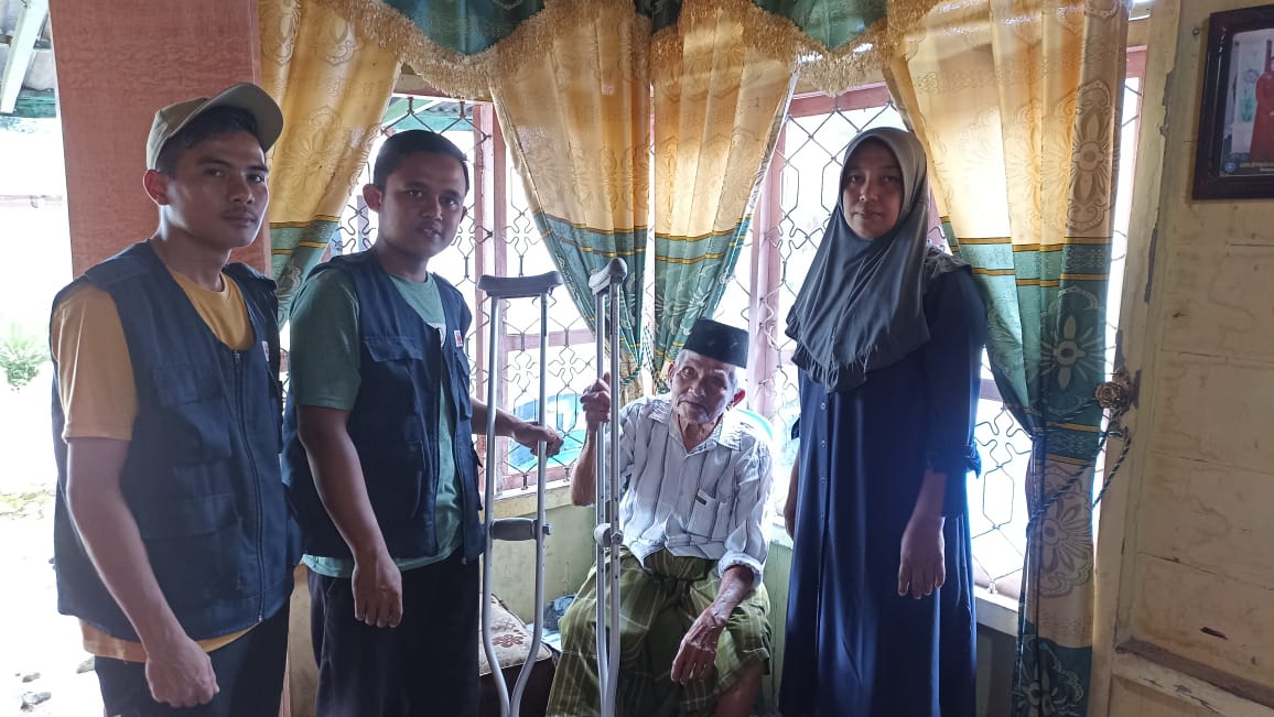 PMI Pasaman Barat Serahkan Bantuan Tongkat Untuk Lansia di Nagari Kajai