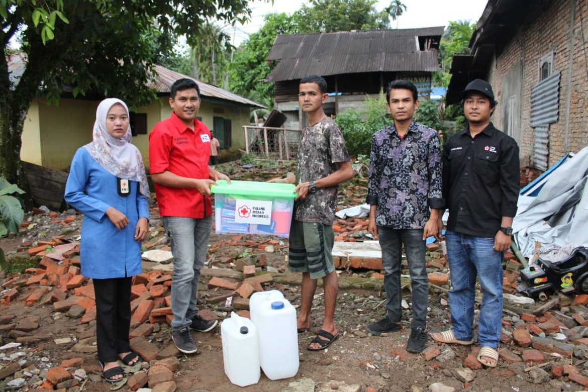 PMI Pasaman Barat Salurkan Bantuan Untuk Korban Banjir di Kajai