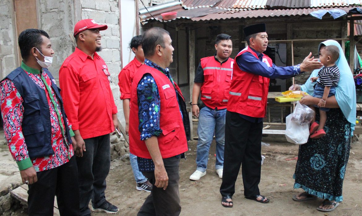 Forel PMI Pasbar Salurkan Takjil,Kain Sarung dan Sembako Bagi 82 Anak Yatim Piatu