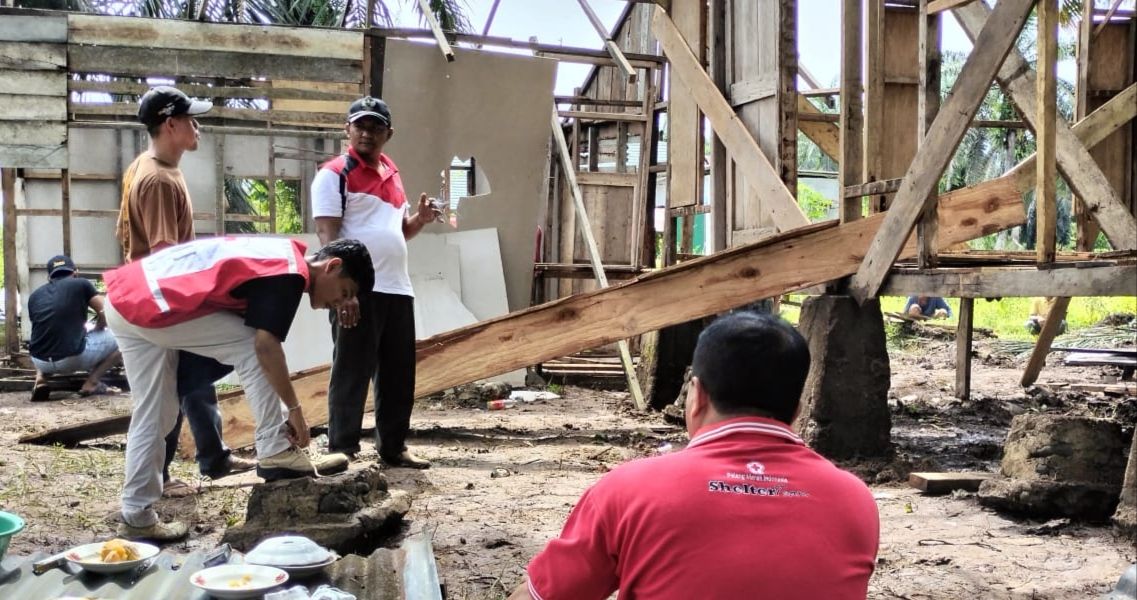 Tim Shelter PMI Pasbar Tinjau Pembangunan Rumah Janda Miskin yang Diusir