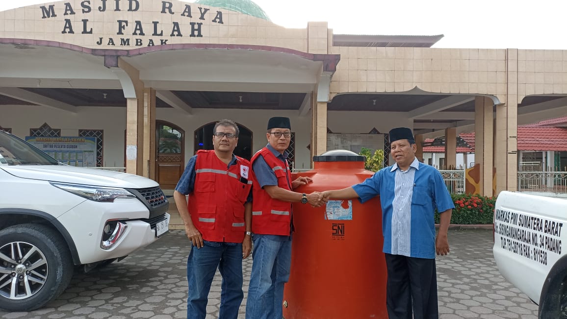PMI Serahkan Bantuan ke Pengurus Masjid Raya Al Falah Jambak